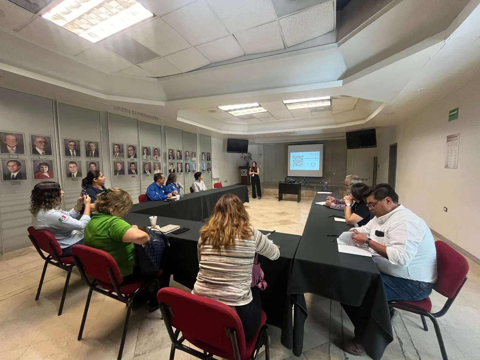 Cynthia Alejandra Peralta Vega impartiendo capacitación de seguridad y salud en el trabajo